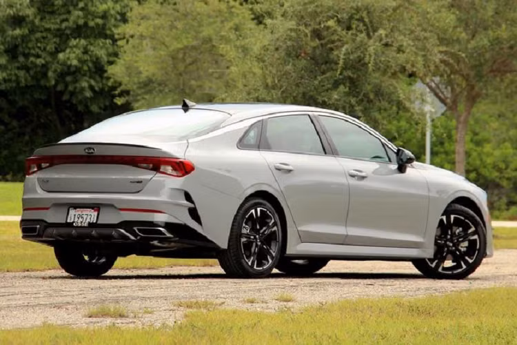 Tuy nhiên, từ tháng 11 tới, sẽ có một biến thể hàng đầu là Kia K5 GT 2021 mới được tung ra thị trường, và có lẽ đây là phiên bản mà Kia dùng để so sánh với BMW 330i.