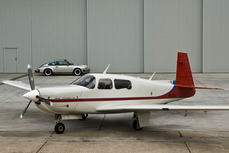 Theo truyền thống hàng không, các máy bay cánh quạt sử dụng điều khiển riêng biệt để điều chỉnh bướm ga, hỗn hợp nhiên liệu và cường độ cánh quạt.