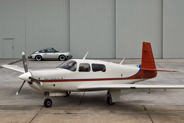 Theo truyền thống hàng không, các máy bay cánh quạt sử dụng điều khiển riêng biệt để điều chỉnh bướm ga, hỗn hợp nhiên liệu và cường độ cánh quạt.