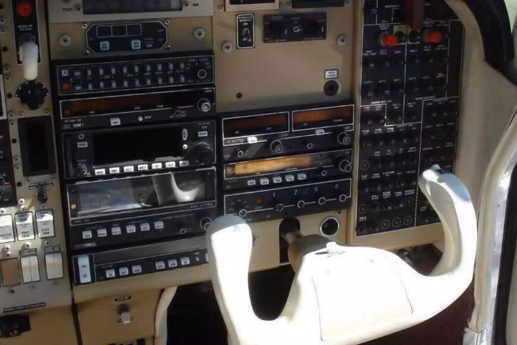 Nhưng chiếc máy bay của Porsche chỉ sử dụng một đòn bẩy điều khiển cho tất cả các chức năng trên, giúp việc cầm lái máy bay đơn giản hơn.