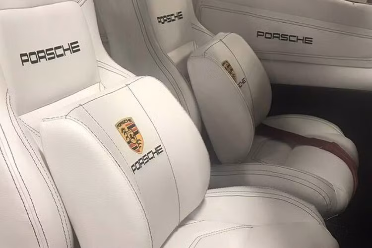 Nhưng đó chưa phải là những gì tinh túy nhất mà Porsche áp dụng trên chiếc Mooney M20L PFM. Buồng lái của mẫu máy bay này được xem là "kiệt tác nghệ thuật" tại thời điểm bấy giờ. Toàn bộ ghế được bọc da cao cấp với logo Porsche thêu trên tựa đầu và ốp cửa.