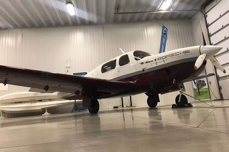 Chỉ có 40 chiếc Mooney M20L PFM được sản xuất vào năm 1988, đến năm 1989, Porsche chỉ cho ra đời thêm 1 chiếc nữa. Như vậy có tổng cộng 41 chiếc M20L trên toàn thế giới. Sau đó nó được thay thế bởi M20M vào năm 1989, tuy nhiên mẫu máy bay này sử dụng động cơ Lyishing tăng áp, công suất 270 mã lực.