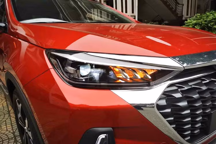 Làm một chút so sánh, kích thước của xe CUV BAIC X55 này gần với với mẫu Hyundai Tucson (DxRxC) lần lượt: 4.475 x 1.850 x 1.645mm và chiều dài cơ sở 2.670 mm, hay mẫu Mazda CX-5 có kích thước lần lượt: 4.550 x 1.840 x 1.680 đi cùng với chiều dài cơ sở 2.700mm.