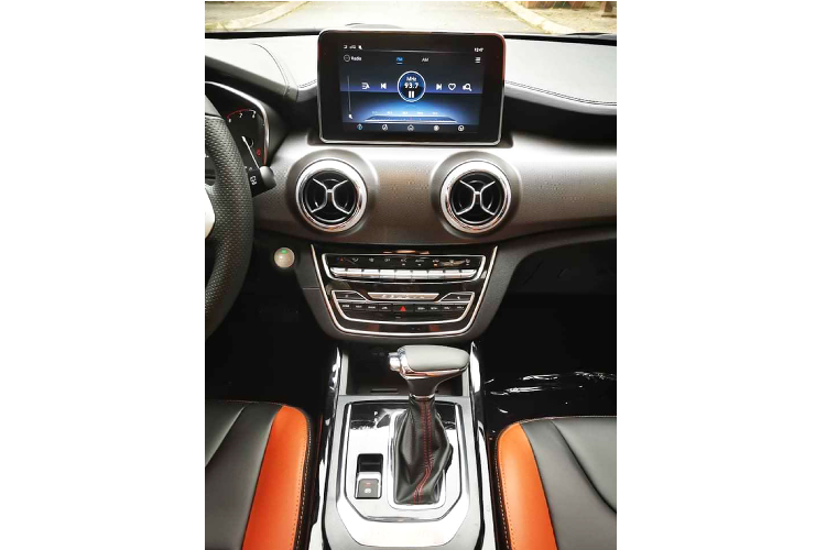 Ngoài phong cách thiết kế ngoại thất hiện đại và bắt mắt đi cùng với mức giá dễ tiếp cận trong phân khúc, các mẫu xe Trung Quốc thường được trang bị đầy ấp các options tiện nghi, giải trí và hỗ trợ lái nhằm hấp dẫn khách mua xe, BAIC X55 cũng không là ngoại lệ khi được trang bị khá đầy đủ, như ghế 2 tông màu, màn hình giải trí 9 inch đặt dọc trên bảng điều khiển trung tâm tích hợp camera lùi, cruise control, start/stop, phanh tay điện tử hay sổ trời toàn cảnh...