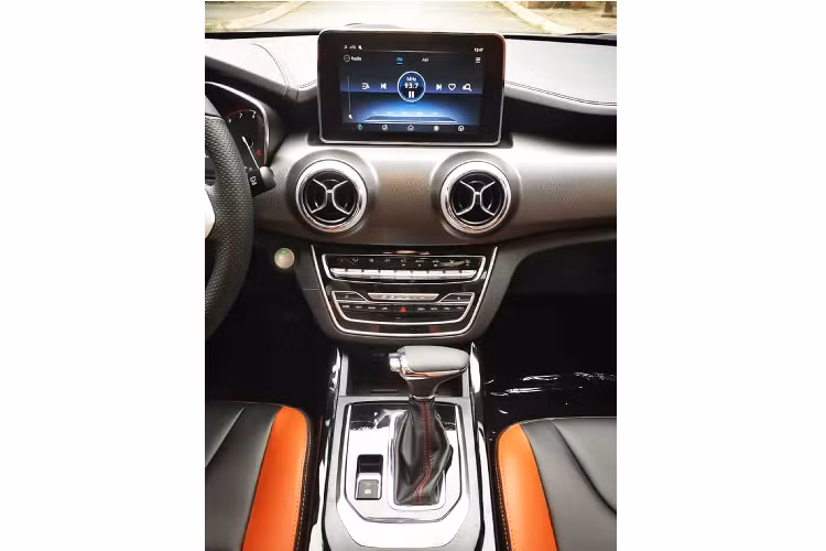 Ngoài phong cách thiết kế ngoại thất hiện đại và bắt mắt đi cùng với mức giá dễ tiếp cận trong phân khúc, các mẫu xe Trung Quốc thường được trang bị đầy ấp các options tiện nghi, giải trí và hỗ trợ lái nhằm hấp dẫn khách mua xe, BAIC X55 cũng không là ngoại lệ khi được trang bị khá đầy đủ, như ghế 2 tông màu, màn hình giải trí 9 inch đặt dọc trên bảng điều khiển trung tâm tích hợp camera lùi, cruise control, start/stop, phanh tay điện tử hay sổ trời toàn cảnh...