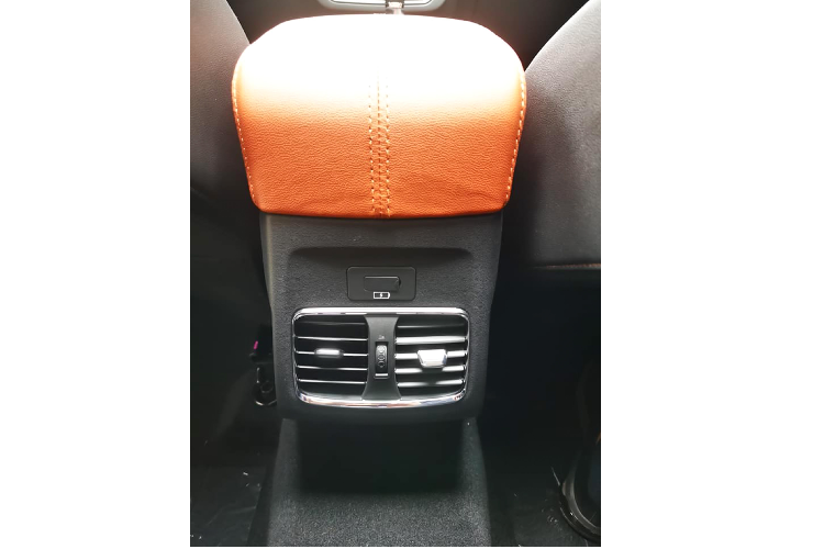 Nhiều trang bị “đồ chơi” đi kèm với giá bán hấp dẫn của BAIC X55 phần nào giúp khoả lấp yếu tố thương hiệu ô tô Trung Quốc, khi người dùng trong nước còn rất e ngại và định kiến thương hiệu ô tô Trung Quốc còn rất lớn. Thậm chí, để chối bỏ việc mình sử dụng xe Tàu, nhiều khách Việt đã tháo “mác” xe Tàu và “lên đời” cho xe các logo từ những thương hiệu xe uy tín khác.