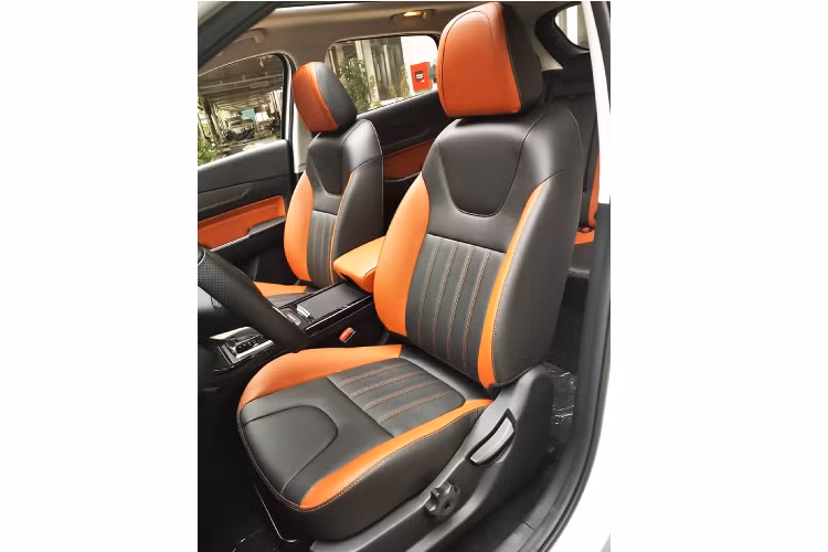 Chi tiết khe gió điều hoà và bảng táp-lô gợi nhớ đến nội thất của các mẫu xe mang thương hiệu “Ngôi sao ba cánh”. Về trang bị an toàn, BAIC X55 còn được trang bị an toàn tiêu chuẩn như loạt phanh ABS/BA/EBD, cân bằng điện tử, chống trượt,…