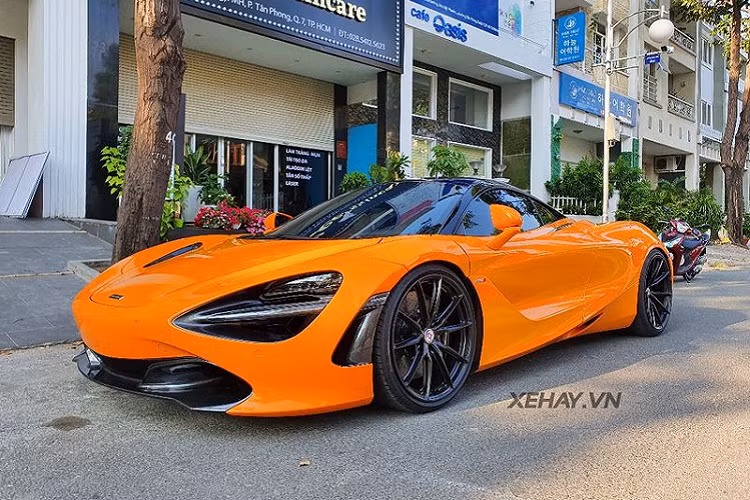 Là chiếc siêu xe duy nhất trong bộ sưu tập xế hộp của doanh nhân Nguyễn Quốc Cường (Cường Đô la), dễ hiểu tại sao chiếc siêu xe McLaren 720S này luôn xuất hiện trong tình trạng bóng bẩy, không một hạt bụi. Bên cạnh đó, đại gia phố núi Gia Lai còn sở hữu nhiều mẫu xe thể thao như chiếc Porsche 911 Carrera S thế hệ 992 hay Porsche Cayenne S.