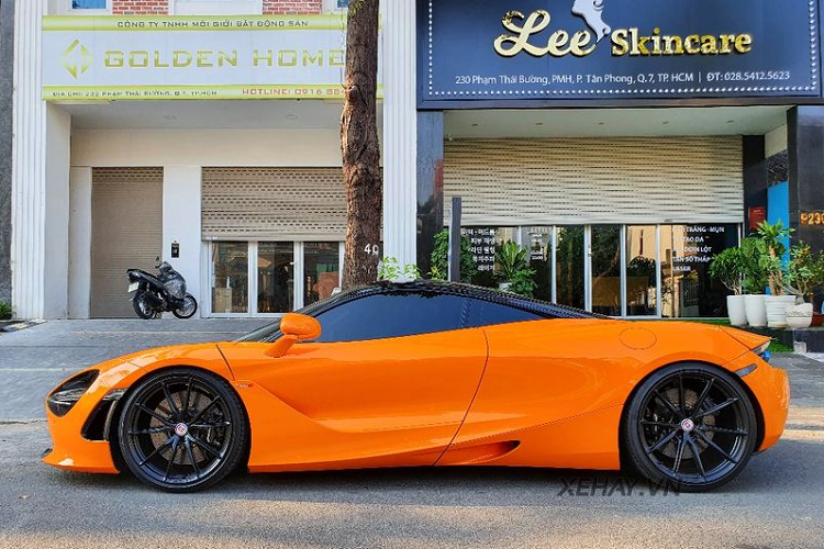 Về tổng quan, mẫu siêu xe McLaren 720S của Cường Đô la dễ dàng thu hút mọi ánh nhìn nhờ màu áo cam rực rỡ, tương phản cùng phần nóc cũng như các chi tiết cản, mâm sơn đen.
