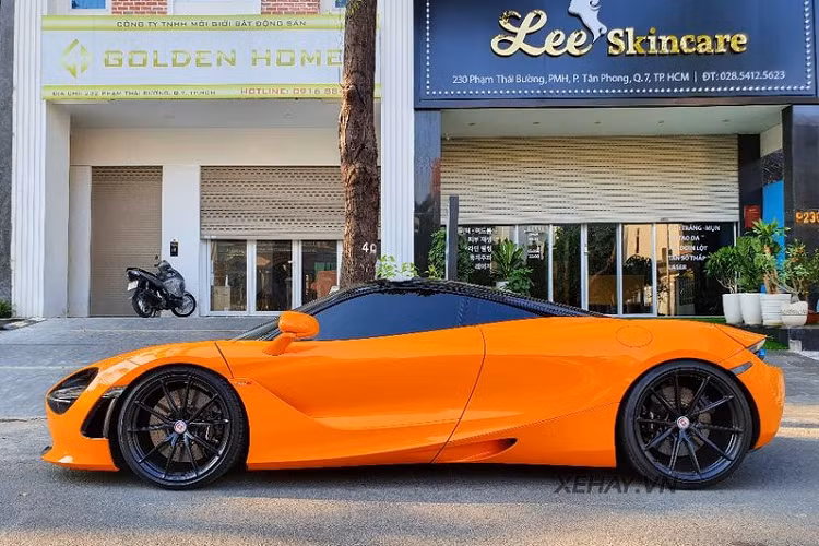Về tổng quan, mẫu siêu xe McLaren 720S của Cường Đô la dễ dàng thu hút mọi ánh nhìn nhờ màu áo cam rực rỡ, tương phản cùng phần nóc cũng như các chi tiết cản, mâm sơn đen.