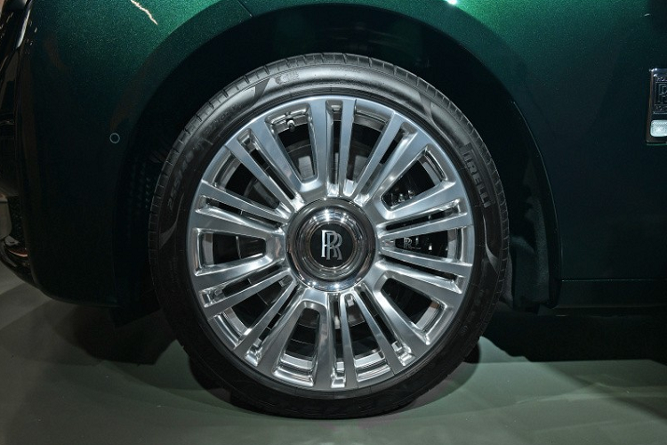 Nằm hai bên lưới tản nhiệt là cụm đèn pha LED và laser mới, có thể chiếu sáng ở khoảng cách đến 610 m. Cũng giống như Phantom thế hệ thứ 8, Rolls-Royce Ghost Extended 2021 được trang bị đèn pha chếch dần về phía nắp ca-pô. Ngoài ra, đèn báo rẽ nằm tách riêng của Rolls-Royce Ghost cũ đã biến mất trên thế hệ mới.