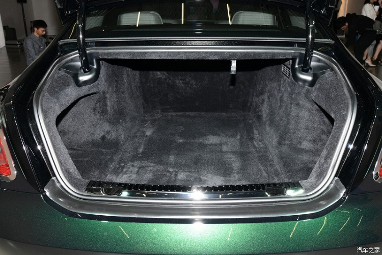 Được đặt trong mặt táp-lô ở vị trí trước mặt ghế phụ lái, Illuminated Fascia đi kèm logo "Ghost" phát sáng nằm giữa hơn 850 "ngôi sao". Khi người lái tắt máy xe, chòm sao trên mặt táp-lô sẽ biến mất hoàn toàn. Những tính năng đáng chú ý khác của Rolls-Royce Ghost Extended 2021 bao gồm mở cửa chỉnh điện, hệ thống âm thanh Bespoke Audio 18 loa, trần xe bầu trời sao Starlight Headliner mới và hệ thống phát Wi-Fi.