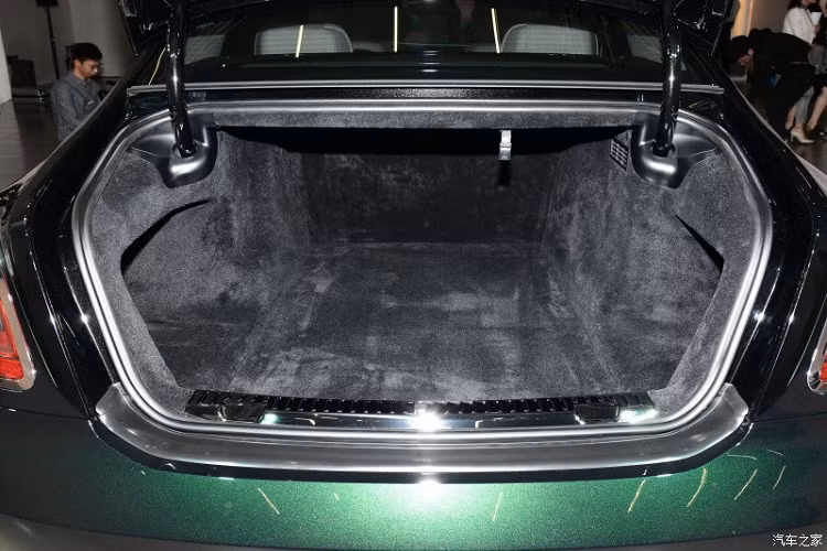 Được đặt trong mặt táp-lô ở vị trí trước mặt ghế phụ lái, Illuminated Fascia đi kèm logo "Ghost" phát sáng nằm giữa hơn 850 "ngôi sao". Khi người lái tắt máy xe, chòm sao trên mặt táp-lô sẽ biến mất hoàn toàn. Những tính năng đáng chú ý khác của Rolls-Royce Ghost Extended 2021 bao gồm mở cửa chỉnh điện, hệ thống âm thanh Bespoke Audio 18 loa, trần xe bầu trời sao Starlight Headliner mới và hệ thống phát Wi-Fi.