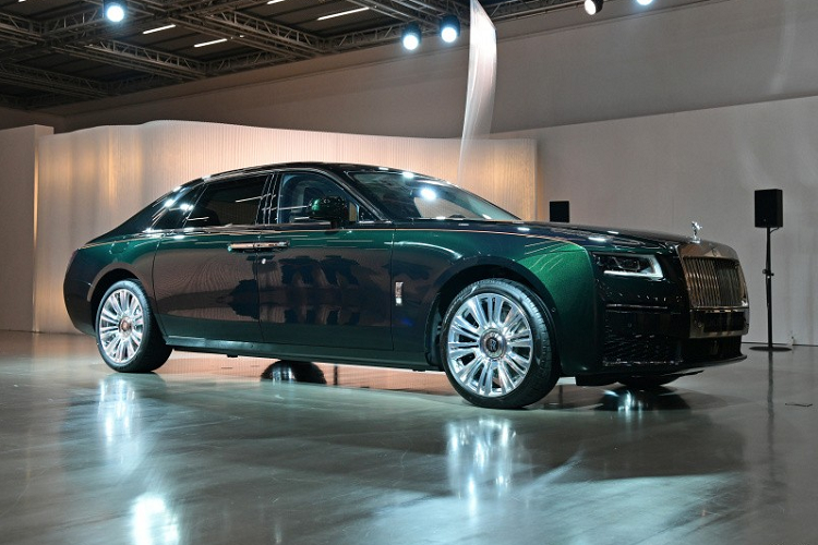 Đúng như tên gọi, Rolls-Royce Ghost Extended 2021 mới sở hữu chiều dài 5.716 mm và chiều dài cơ sở 3.465 mm, tăng 170 mm so với Rolls-Royce Ghost 2021 tiêu chuẩn. Ngoài ra, Rolls-Royce Ghost Extended 2021 còn có trọng lượng 2.599 kg, nặng hơn 46 kg so với bản thường.
