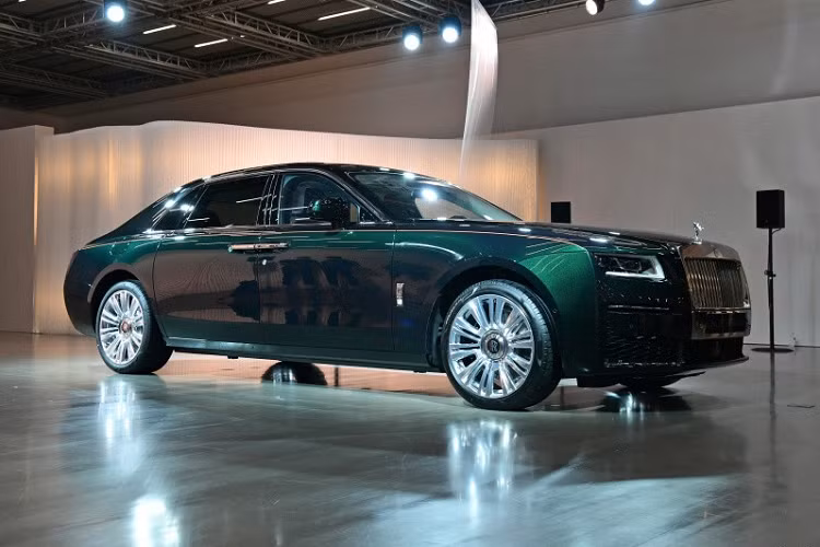 Đúng như tên gọi, Rolls-Royce Ghost Extended 2021 mới sở hữu chiều dài 5.716 mm và chiều dài cơ sở 3.465 mm, tăng 170 mm so với Rolls-Royce Ghost 2021 tiêu chuẩn. Ngoài ra, Rolls-Royce Ghost Extended 2021 còn có trọng lượng 2.599 kg, nặng hơn 46 kg so với bản thường.