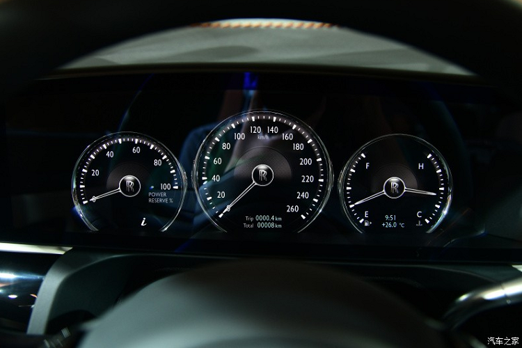 Chưa hết, hãng Rolls-Royce còn đặt sẵn 2 ly pha lê ở giữa 2 ghế sau. Cụm điều khiển dành cho hành khách phía sau còn có nắp đậy bên trên. Ngoài trang bị kể trên và hàng ghế sau rộng rãi hơn, Rolls-Royce Ghost Extended 2021 không có gì khác so với bản thường. Xe cũng có mặt táp-lô ốp gỗ hình đôi cánh được bê từ Rolls-Royce Phantom sang và cụm điều khiển trung tâm trông hiện đại và đẹp mắt hơn.