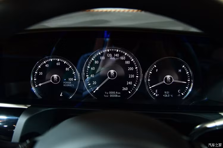 Chưa hết, hãng Rolls-Royce còn đặt sẵn 2 ly pha lê ở giữa 2 ghế sau. Cụm điều khiển dành cho hành khách phía sau còn có nắp đậy bên trên. Ngoài trang bị kể trên và hàng ghế sau rộng rãi hơn, Rolls-Royce Ghost Extended 2021 không có gì khác so với bản thường. Xe cũng có mặt táp-lô ốp gỗ hình đôi cánh được bê từ Rolls-Royce Phantom sang và cụm điều khiển trung tâm trông hiện đại và đẹp mắt hơn.