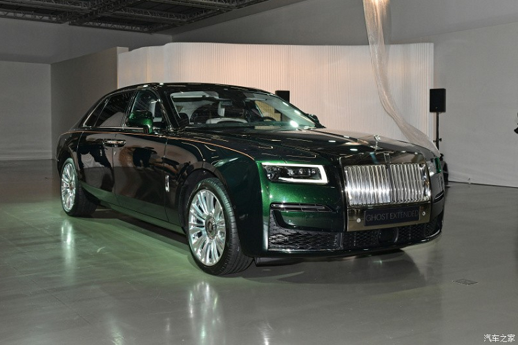Cũng như bản thường, Rolls-Royce Ghost Extended 2021 sẽ dùng động cơ xăng V12, tăng áp kép, dung tihs 6,75 lít, tạo ra công suất tối đa 563 mã lực tại tua máy 5.000 vòng/phút và mô-men xoắn cực đại 850 Nm tại tua máy 1.600 vòng/phút như trước. Sức mạnh được truyền tới bánh thông qua hộp số tự động 8 cấp và cho phép Rolls-Royce Ghost Extended 2021 tăng tốc từ 0-96 km/h trong thời gian chỉ 4,5 giây trước khi đạt vận tốc tối đa giới hạn điện tử 250 km/h như bản thường dù nặng hơn 46 kg.