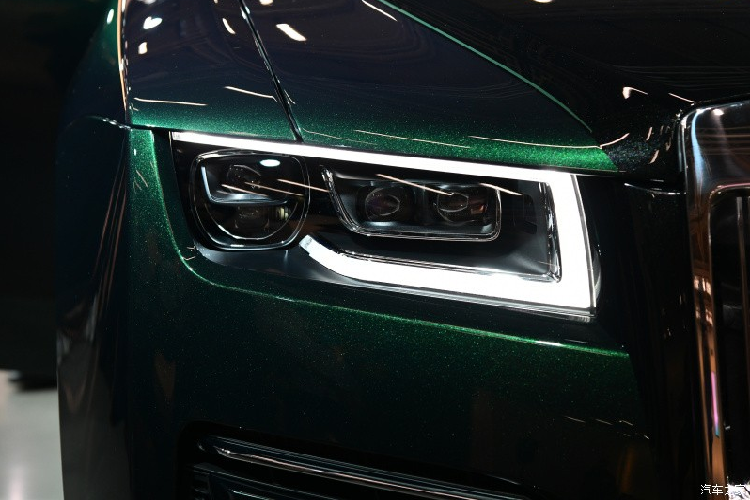 Bên ngoài, Rolls-Royce Ghost Extended 2021 sở hữu thiết kế gần như giống hệt phiên bản trục cơ sở tiêu chuẩn, trừ cửa sau được kéo dài. Trên đầu xe xuất hiện lưới tản nhiệt mới khiến vị trí của biểu tượng Spirit of Ecstasy cũng phải thay đổi. Không còn nằm ngay trên viền mạ crôm của lưới tản nhiệt như trước, biểu tượng này được chuyển vào nắp ca-pô. Bên trong lưới tản nhiệt còn có 20 đèn LED giúp chi tiết này phát sáng trong đêm.