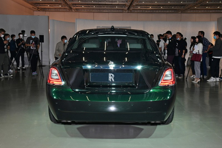 Đằng sau vô lăng còn có bảng đồng hồ kỹ thuật số toàn phần với thiết kế cổ điển nhưng trường tồn với thời gian. Tâm điểm của không gian nội thất bên trong mẫu sedan đến từ xứ sở sương mù là chi tiết trang trí hoàn toàn mới có tên Illuminated Fascia. Về cơ bản, đây là "bầu trời sao" nằm trong mặt táp-lô - thành quả sau 2 năm và hơn 10.000 giờ lao động của hãng Rolls-Royce.