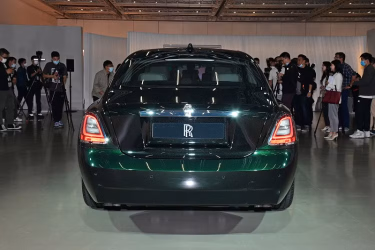 Đằng sau vô lăng còn có bảng đồng hồ kỹ thuật số toàn phần với thiết kế cổ điển nhưng trường tồn với thời gian. Tâm điểm của không gian nội thất bên trong mẫu sedan đến từ xứ sở sương mù là chi tiết trang trí hoàn toàn mới có tên Illuminated Fascia. Về cơ bản, đây là "bầu trời sao" nằm trong mặt táp-lô - thành quả sau 2 năm và hơn 10.000 giờ lao động của hãng Rolls-Royce.