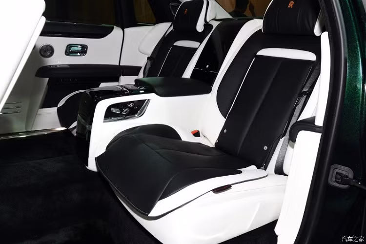 Trong khi đó, thiết kế bên sườn của Rolls-Royce Ghost Extended 2021 không thay đổi đáng kể. Các chuyên gia thiết kế của hãng Rolls-Royce chỉ bổ sung đường dập gân mới nằm ở vị trí gần bệ cửa, gợi liên tưởng đến thiết kế tàu, và bộ vành khác biệt cho mẫu xe này. Đằng sau, Rolls-Royce Ghost Extended 2021 được trang bị nóc dốc, đèn hậu LED vuông vắn và nắp cốp khá tròn trịa khiến người ta nghĩ tới cả Phantom lẫn chiếc xe có một không hai Swepttail.