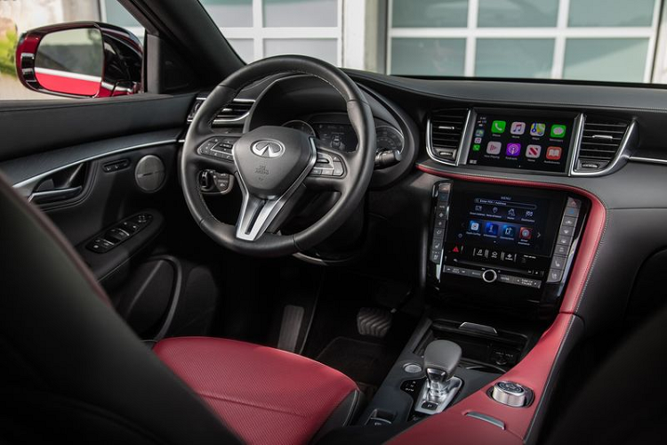 Đối với nội thất, khác với vẻ riêng biệt được tạo ra ở bên ngoài, cabin của Infiniti QX55 2022 dường như "bê nguyên" từ QX50. Điều này sẽ khiến nhiều người cảm thấy thất vọng vì đối thủ của Mercedes-Benz GLC Coupe vẫn dùng đồng hồ analog, cần số trông khá thô và chỉ có màn hình kép 8 inch phía trên cho hệ thống thông tin giải trí và 7 inch phía dưới tích hợp các thao tác điều khiển xe. Bù lại, QX55 sẽ là mẫu xe Infiniti đầu tiên hỗ trợ Apple CarPlay không dây.