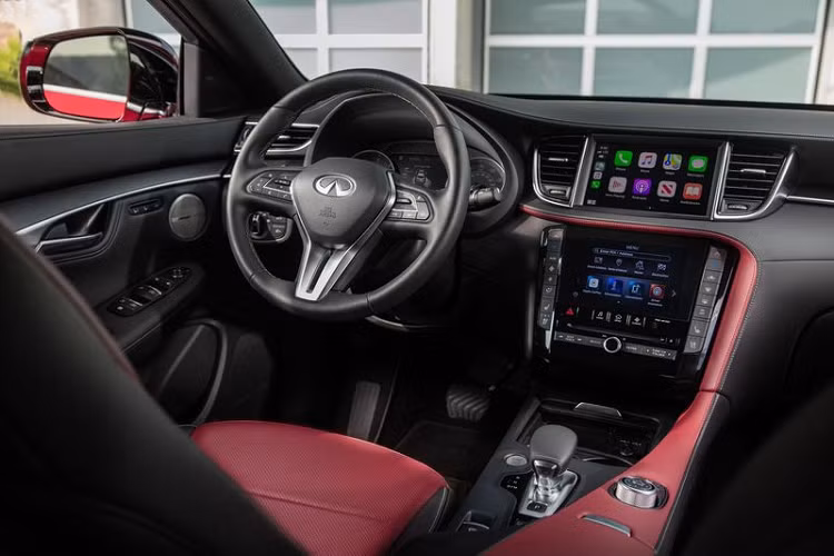 Đối với nội thất, khác với vẻ riêng biệt được tạo ra ở bên ngoài, cabin của Infiniti QX55 2022 dường như "bê nguyên" từ QX50. Điều này sẽ khiến nhiều người cảm thấy thất vọng vì đối thủ của Mercedes-Benz GLC Coupe vẫn dùng đồng hồ analog, cần số trông khá thô và chỉ có màn hình kép 8 inch phía trên cho hệ thống thông tin giải trí và 7 inch phía dưới tích hợp các thao tác điều khiển xe. Bù lại, QX55 sẽ là mẫu xe Infiniti đầu tiên hỗ trợ Apple CarPlay không dây.