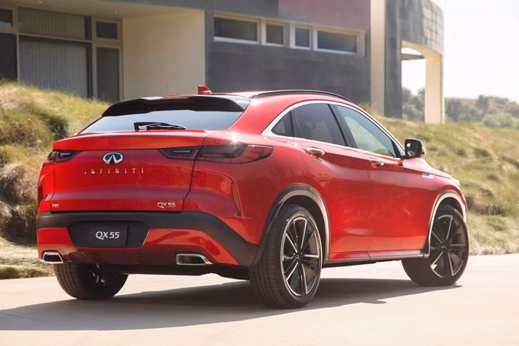 Di chuyển sang bên hông, mẫu xe crossover coupe Infiniti QX55 tiếp tục ghi điểm với kính chắn gió thoải ra sau, những đường gờ dập nổi khỏe khoắn và mâm xe hợp kim 20 inch tiêu chuẩn được thiết kế bắt mắt. Phần ốp nhựa cũng đã được giảm tối đa.
