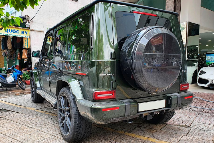 Nhờ những trang bị thêm bằng carbon này, chiếc Mercedes-AMG G63 này đã giảm tới 170 kg, độ cứng vững tăng 55% so với xe nguyên bản. Bên trong khoang nội thất của G63 AMG là sự kết hợp giữa thiết kế cổ điển cứng cáp pha trộn với công nghệ của tương lai.