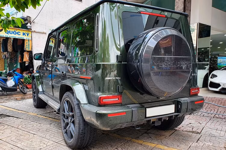 Nhờ những trang bị thêm bằng carbon này, chiếc Mercedes-AMG G63 này đã giảm tới 170 kg, độ cứng vững tăng 55% so với xe nguyên bản. Bên trong khoang nội thất của G63 AMG là sự kết hợp giữa thiết kế cổ điển cứng cáp pha trộn với công nghệ của tương lai.