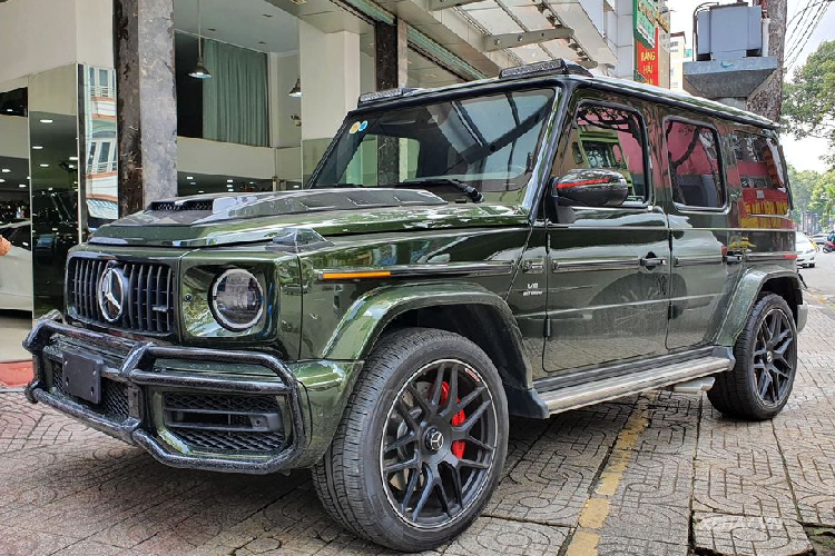 Tại thị trường trong nước, giá xe Mercedes-AMG G63 mới được phân phối chính hãng hơn 10 tỷ đồng, trong khi đó các doanh nghiệp tư nhân chào bán các phiên bản của dòng xe G63 với mức giá nhỉnh hơn đôi chút. Dựa vào đèn xi-nhan màu cam và đỏ bên hông xe, đây chính là chiếc G63 đầu tiên được nhập khẩu về nước từ thị trường Mỹ.