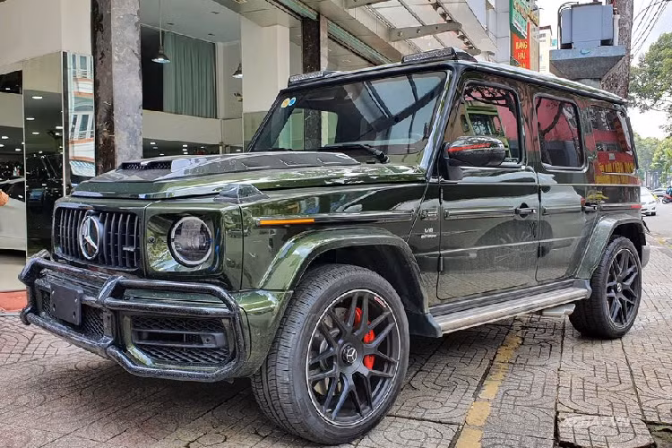 Tại thị trường trong nước, giá xe Mercedes-AMG G63 mới được phân phối chính hãng hơn 10 tỷ đồng, trong khi đó các doanh nghiệp tư nhân chào bán các phiên bản của dòng xe G63 với mức giá nhỉnh hơn đôi chút. Dựa vào đèn xi-nhan màu cam và đỏ bên hông xe, đây chính là chiếc G63 đầu tiên được nhập khẩu về nước từ thị trường Mỹ.