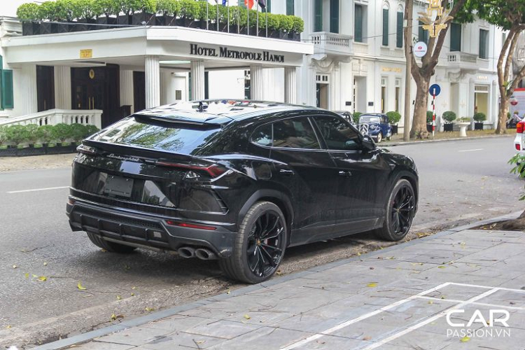 Từ khi xuất hiện trên thị trường, Lamborghini Urus hoàn toàn mới luôn nhận được sự quan tâm lớn bởi những vị khách hàng tiềm năng. Ngoài ra, chiếc xe còn sớm được xếp vào hàng ngũ những chiếc SUV nhanh nhất thế giới không lâu sau khi ra mắt. Kết hợp với khả năng vận hành mạnh mẽ như một chiếc xe thể thao chính là các tính năng vượt địa hình chuyên dụng, đem lại một cảm giác lái khác biệt cho người điều khiển.