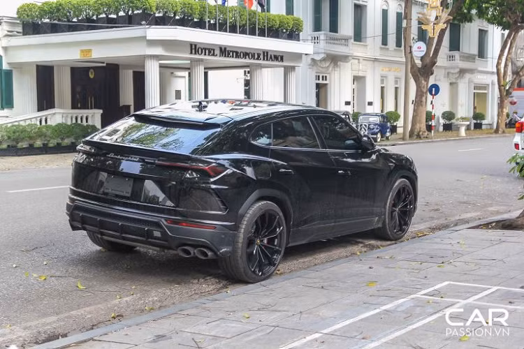 Từ khi xuất hiện trên thị trường, Lamborghini Urus hoàn toàn mới luôn nhận được sự quan tâm lớn bởi những vị khách hàng tiềm năng. Ngoài ra, chiếc xe còn sớm được xếp vào hàng ngũ những chiếc SUV nhanh nhất thế giới không lâu sau khi ra mắt. Kết hợp với khả năng vận hành mạnh mẽ như một chiếc xe thể thao chính là các tính năng vượt địa hình chuyên dụng, đem lại một cảm giác lái khác biệt cho người điều khiển.