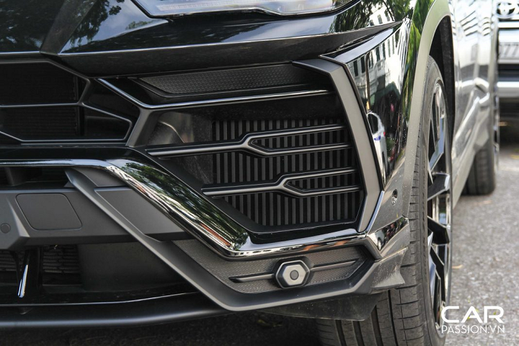 Đầu tuần qua, giới mê xe tại Hà Nội đã có cơ hội được chiêm ngưỡng chiếc Lamborghini Urus này tại nơi được mệnh danh là “thánh địa siêu xe” của thủ đô. Nơi đây thường là nơi hội tụ của những chiếc siêu xe, xe siêu sang vào dịp cuối tuần. Chiếc xe sở hữu ngoại thất màu đen bóng với các chi tiết màu đen mờ, đi kèm với đó chính là bộ mâm có tên gọi “Taigete” có kích thước 23 inch màu đen, đem lại một vẻ ngoài cực kì khỏe khoắn cho chiếc xe kết hợp với cùm phanh màu đỏ nổi bật.
