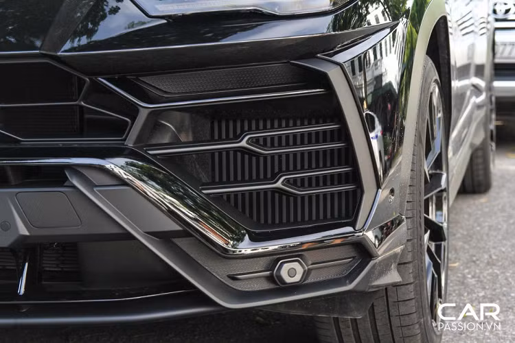 Đầu tuần qua, giới mê xe tại Hà Nội đã có cơ hội được chiêm ngưỡng chiếc Lamborghini Urus này tại nơi được mệnh danh là “thánh địa siêu xe” của thủ đô. Nơi đây thường là nơi hội tụ của những chiếc siêu xe, xe siêu sang vào dịp cuối tuần. Chiếc xe sở hữu ngoại thất màu đen bóng với các chi tiết màu đen mờ, đi kèm với đó chính là bộ mâm có tên gọi “Taigete” có kích thước 23 inch màu đen, đem lại một vẻ ngoài cực kì khỏe khoắn cho chiếc xe kết hợp với cùm phanh màu đỏ nổi bật.