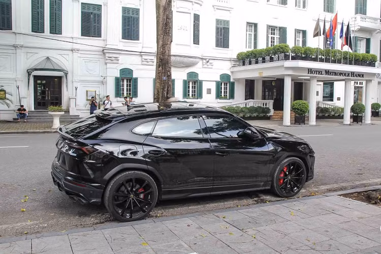 Dù là một chiếc SUV nhưng Urus cho thấy mình không hề thua kém gì những chiếc Lamborghini khác khi chỉ cần 12,8 giây, chiếc SUV nặng 2,2 tấn này đã có thể chạm mốc tốc độ 200 km/h và 3,4 giây để đạt 100 km/h.