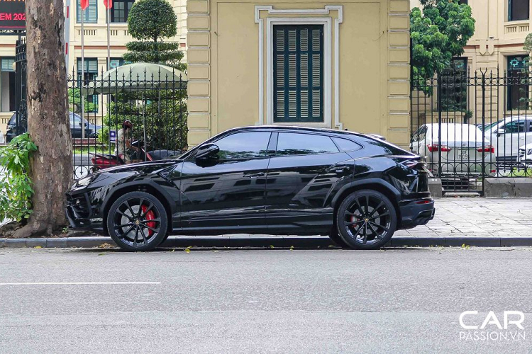 Số lượng Lamborghini Urus tại Việt Nam tính đến nay đã hơn 10 chiếc với màu sắc vàng phổ biến. Bên cạnh đó, tại Việt Nam vẫn có một số những chiếc Urus với màu sắc độc đáo như xanh, xám lông chuột hay những màu “hầm hố” như đen. Chiếc Urus màu đen này đã được đưa về nước cách đây không lâu với màu đen bóng đầy hấp dẫn.