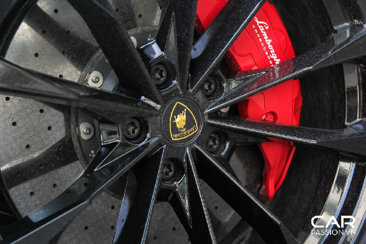 Lamborghini trang bị cho Urus 4 chế độ lái mặc định và 2 chế độ lái tùy chọn nhằm tạo thuận tiện trong quá trình vận hành bao gồm STRADA (đường phố), SPORT (thể thao), CORSA (đường đua) và NEVE (đường tuyết) và hai chế độ tùy chọn là TERRA (off-road) và SABBIA (đi trên cát).