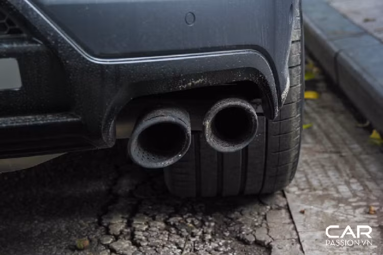 Khoang nội thất của Urus được thiết kế hiện đại với hai màn hình cảm ứng tại bảng điều khiển, giúp những người ngồi trên xe có thể điều chỉnh các chức năng một cách dễ dàng. Với chiều dài 5.112 mm, rộng 2.016 mm cùng chiều cao 1.638 mm, Lamborghini Urus sở hữu một khoang nội thất rộng rãi, đầy tiện nghi nhưng không làm mất đi vẻ thể thao vốn có của những chiếc xe đến từ Lamborghini.