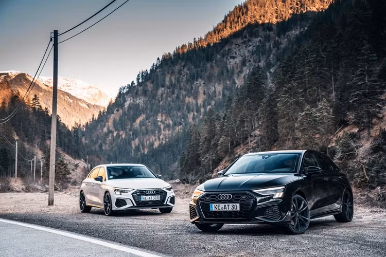 Ngoài ra, Audi S3 Sportback 2021 vẫn được trang bị hộp số S tronic bảy cấp và hệ dẫn động bốn bánh toàn thời gian, phiên bản tiêu chuẩn có tốc độ tối đa là 250 km/h.