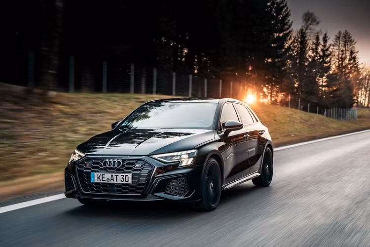 ABT Sportsline đã điều chỉnh động cơ dầu diesel tăng áp 2.0L của Audi S3 Sportback 2021 mới, đưa chiếc xe thể thao Đức mạnh tới 365 mã lực và có mô-men xoắn cực đại 450Nm, tăng đáng kể so với những con số nguyên bản là 306 mã lực và 400Nm.