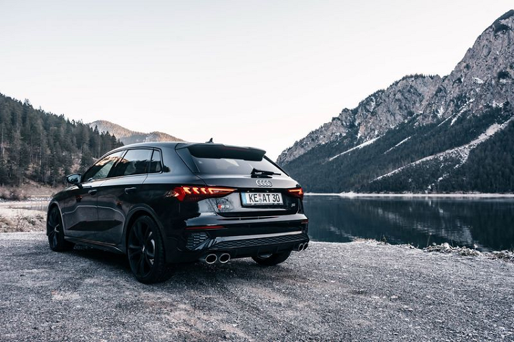 Được biết, vào mùa xuân năm sau, hãng độ Đức sẽ tiếp tục giới thiệu hệ thống ống xả bằng thép không gỉ mới cho S3 Sportback, bao gồm 4 ống pô 102 mm màu đen mờ thể thao, có khả năng tăng cường âm thanh cho khối động cơ mạnh mẽ sau cải tiến của S3 Sportback. Mức giá xe Audi S3 Sportback 2021 sau khi độ chưa được công bố.