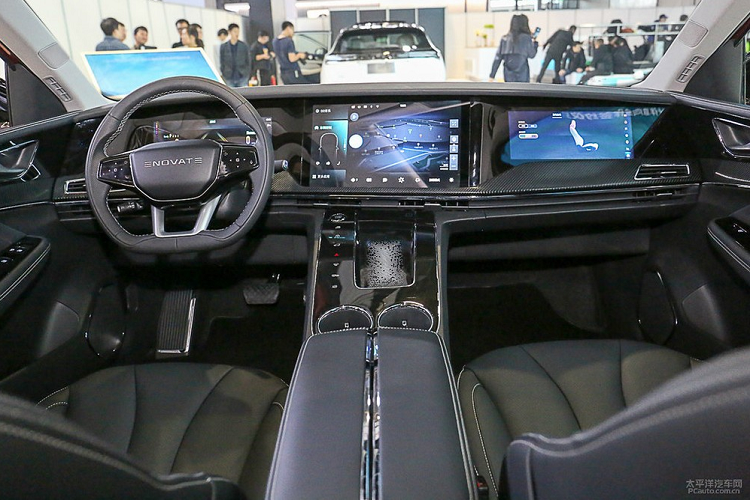 Ở phía sau, chiếc xe có lắp thêm 2 màn hình nữa, qua đó tạo nên kết cấu “5 màn hình kết nối với nhau”. Tổng quan nội thất của xe trông khá đẹp mắt và sang trọng, ghế ngồi có bọc da êm ái, vô lăng là dạng phẳng bên dưới.