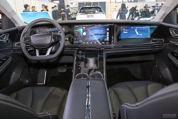 Ở phía sau, chiếc xe có lắp thêm 2 màn hình nữa, qua đó tạo nên kết cấu “5 màn hình kết nối với nhau”. Tổng quan nội thất của xe trông khá đẹp mắt và sang trọng, ghế ngồi có bọc da êm ái, vô lăng là dạng phẳng bên dưới.