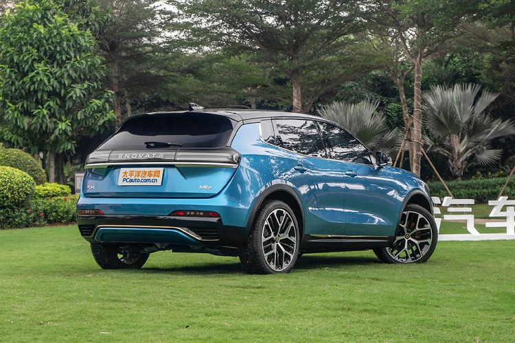 Phía sườn xe trông giá mượt mà, đường gân ở phía dưới và thiết kế nóc xe trôi nổi khiến Enovate ME7 bớt đơn điệu. Chiếc xe điện mới mẻ này còn sử dụng thiết kế phần đầu và đuôi xe ngắn, kết hợp với vòm bánh xe rộng mang viền đen, phía dưới là bộ la-zăng hai tông màu họa tiết thể thao. Tất cả những chi tiết này giúp tạo nên một cảm giác thể thao, mạnh mẽ đối với người mua xe mới. Theo nhà sản xuất, kích thước của xe là dài 4.685 mm, rộng 1.970 mm, cao 1.660 mm, và trục cơ sở 2.830 mm.