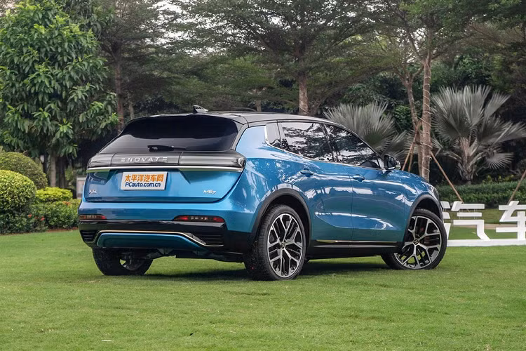 Phía sườn xe trông giá mượt mà, đường gân ở phía dưới và thiết kế nóc xe trôi nổi khiến Enovate ME7 bớt đơn điệu. Chiếc xe điện mới mẻ này còn sử dụng thiết kế phần đầu và đuôi xe ngắn, kết hợp với vòm bánh xe rộng mang viền đen, phía dưới là bộ la-zăng hai tông màu họa tiết thể thao. Tất cả những chi tiết này giúp tạo nên một cảm giác thể thao, mạnh mẽ đối với người mua xe mới. Theo nhà sản xuất, kích thước của xe là dài 4.685 mm, rộng 1.970 mm, cao 1.660 mm, và trục cơ sở 2.830 mm.