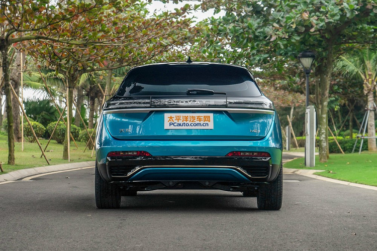 Không gian nội thất của Enovate ME7 có sử dụng thiết kế đèn xung quanh kiểu trời sao. Mặt táp lô phía trước có tích hợp liền 3 màn hình mà có thể hiện thị tương tác với nhau, trong đó màn hình chính giữa thì lớn hơn cả.