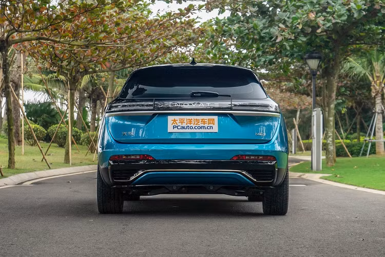 Không gian nội thất của Enovate ME7 có sử dụng thiết kế đèn xung quanh kiểu trời sao. Mặt táp lô phía trước có tích hợp liền 3 màn hình mà có thể hiện thị tương tác với nhau, trong đó màn hình chính giữa thì lớn hơn cả.